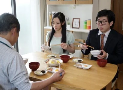 Nứng quá, con dâu banh vùng kín ra cho bố chồng chịch